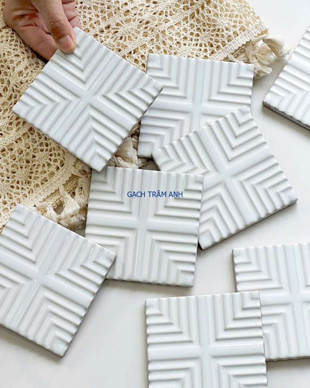 z6690587815974_9dbe14aebd6bb43740c97cd4dd8a6897 Gạch Ốp Tường 3D Màu Trắng 10x10cm – Khi Ánh Sáng Gõ Nhẹ Vào Những Giấc Mơ Thủ Công - Ảnh 1